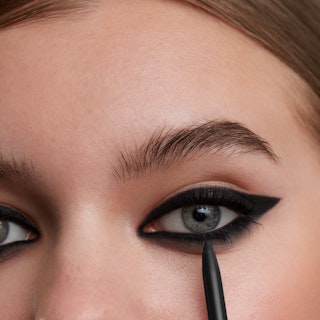 L'Oréal Paris Voluminous Smoldering Eyeliner, Black (Packaging May Vary)